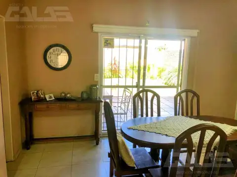 Casa 4 ambientes con 2 baños