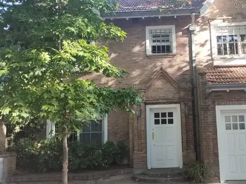 FLORIDA - casa de estilo clásico, 6 ambientes - desarrollada en dos plantas con quincho y piscina.