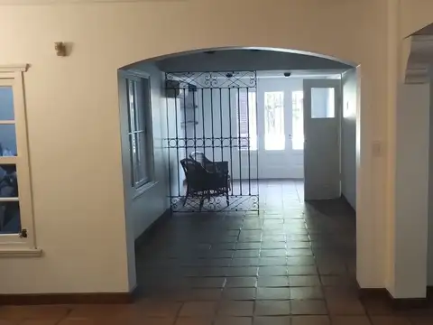 FLORIDA - casa de estilo clásico, 6 ambientes - desarrollada en dos plantas con quincho y piscina.