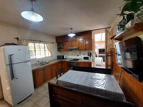 Casa 4 ambientes con 2 baños