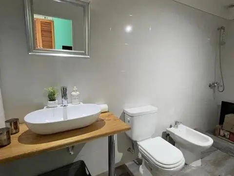Casa en venta - 3 dormitorios 2 baños 1 toilette- parrilla pileta - 345 mts2 - Lujan