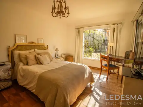 CASA 5 AMBIENTES CON GARAGE SOBRE LOTE DE TERRENO 395M2