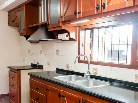 Casa 7 ambientes con 2 baños