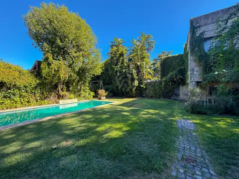Casa en Venta, Con 2 Suites y Jardín -  Martínez, San Isidro