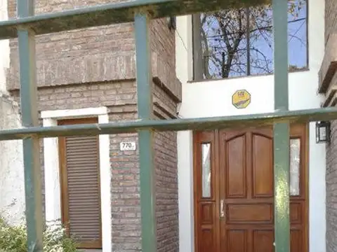 Casa en Venta con 2 cocheras
