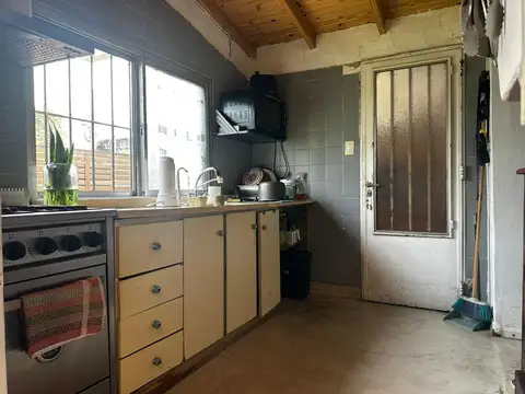 CASA  DE 4 AMBIENTES EN  VENTA, A PASOS DEL HIPODROMO.