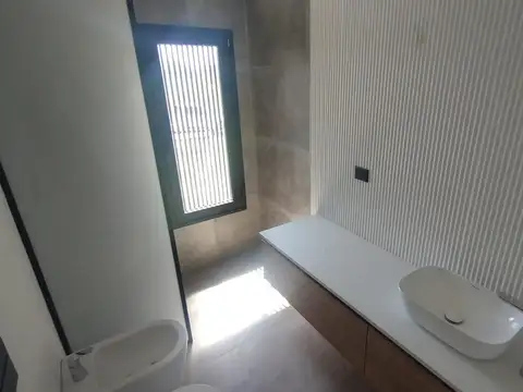 Casa 9 ambientes con 4 baños