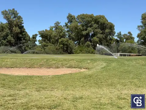 Venta de lote con vista abierta al golf en Los Pinares Country Club, Exaltación de la Cruz