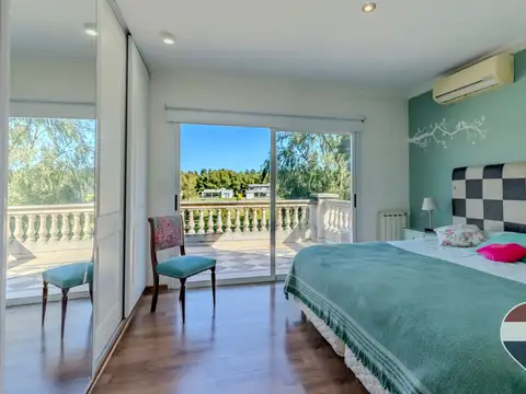 Casa en Venta con 2 cocheras