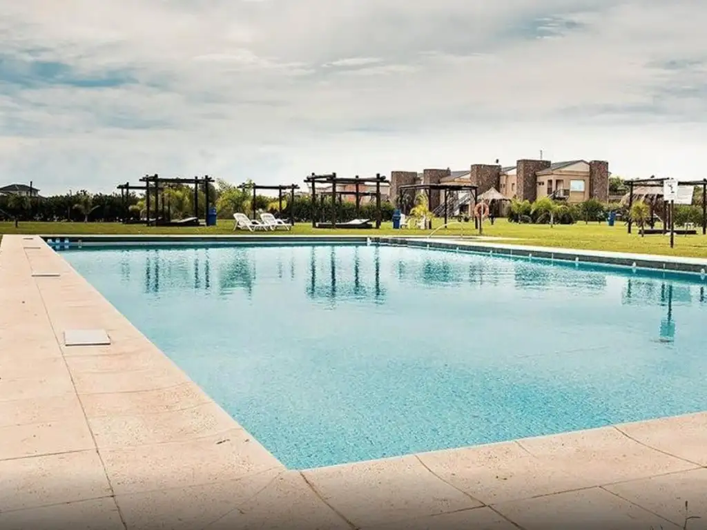 Áreas comunes piscina, club-house en Barrio Privado Nautico Isla del Este