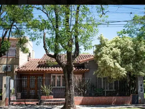 Casa con 2 dormitorios y cochera en Moreno