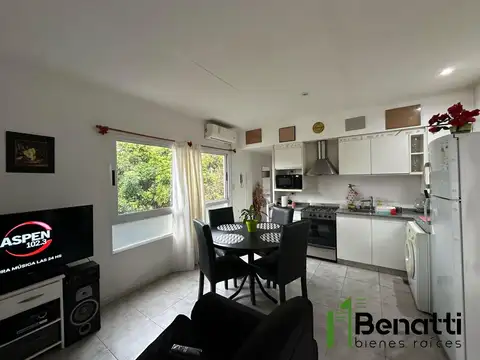 Departamento 2 ambientes planta alta al fondo.