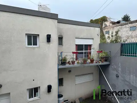 Departamento 2 ambientes planta alta al fondo.