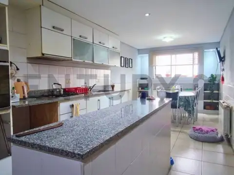 Departamento 6 ambientes con 2 baños