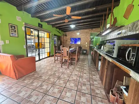 Casa 4 ambientes con 2 baños