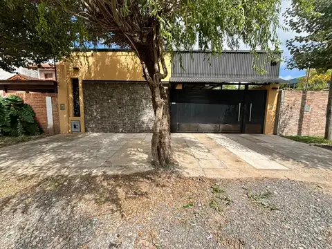 Casa de 3 dormitorios con pileta en Venta en Villa Elisa