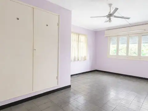 Se vende casa con Dpto y local en Reconquista