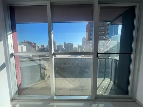 DEPARTAMENTO 2 AMBIENTES CON BALCON EN EDIFICIO DE CATEGORIA, CENTRO DE RAMOS MEJIA