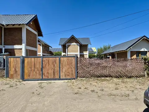 Cómodo bungalow de tres ambientes, con entrada de auto y patio.