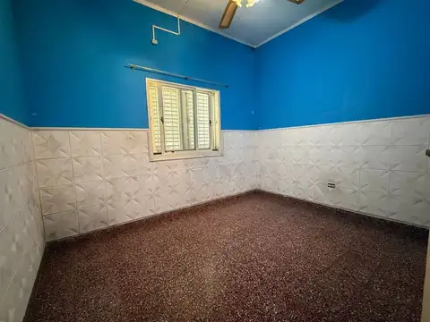 VENTA CASA DE DOS DORMITORIOS CON COCHERA CENTRO