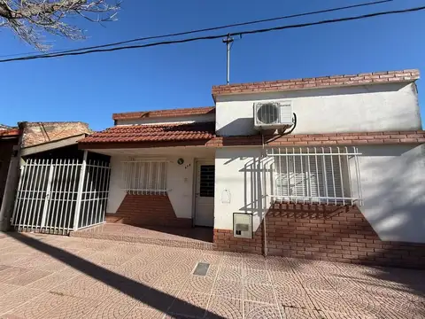 VENTA CASA DE DOS DORMITORIOS CON COCHERA CENTRO