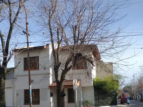 Venta casa 3 ambientes con cochera, jardin Quilmes