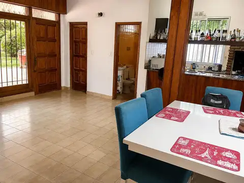 Casa 6 ambientes con 2 baños