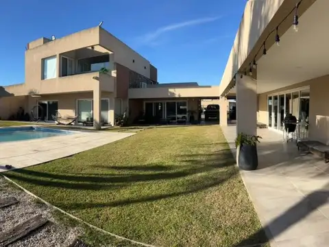 RESIDENCIA MODERNA DE CATEGORÍA