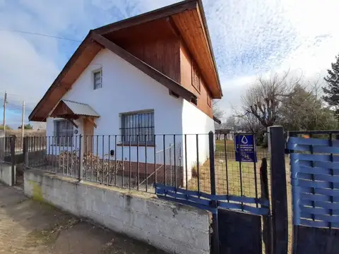 Casa en Esquina de 2 Plantas con Amplio Parque sobre Terreno de 802 m² - El Maitén