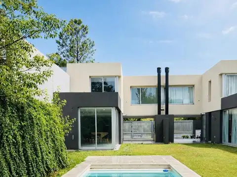 Casa en Venta con 2 cocheras