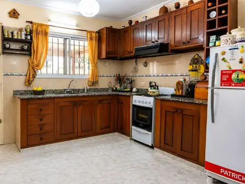 CASA EN VENTA CITY BELL 2 DORMITORIOS LOTE 15X28