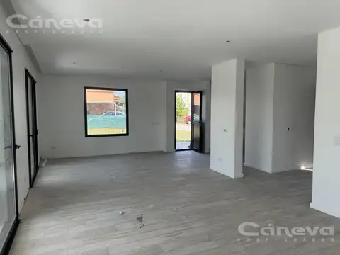 Casa en Alquiler con 2 cocheras