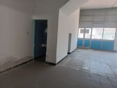 Venta de propiedad con locales en calle Urquiza 68
