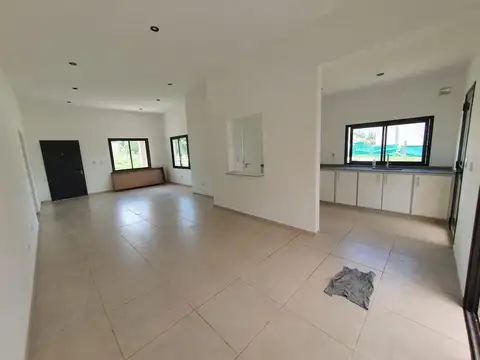 Casa 4 ambientes con 2 baños