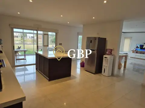 Casa en Venta con 5 cocheras