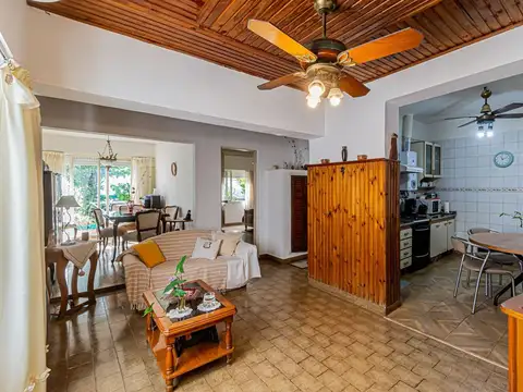 Casa 4 ambientes con 2 baños