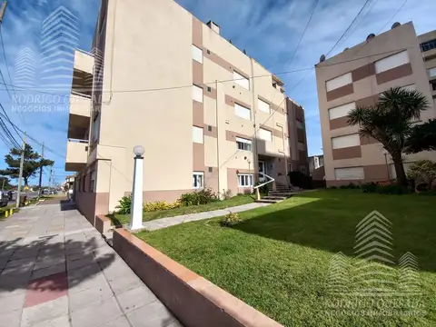 Departamento 2° piso-c/espacio vehicular- Costanera al 2040