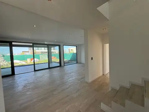 Casa venta en Puertos del Lago permuta financia