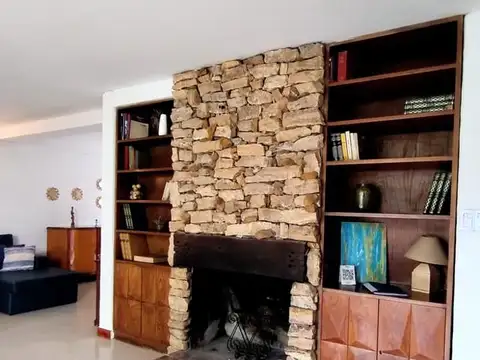 Casa en Alquiler con 2 cocheras