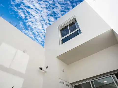 Venta, Casa Pasillo NO PH, 2 dorm, Patio parrillero, A estrenar, Cochabamba 400