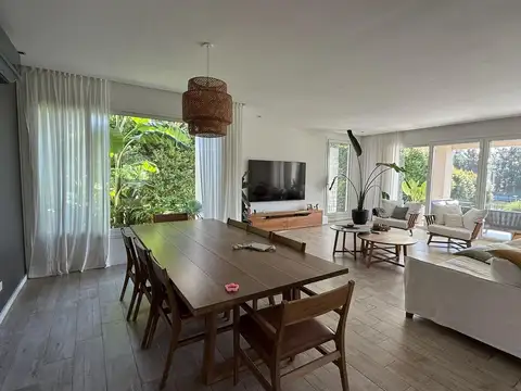 Casa en Venta con 6 cocheras