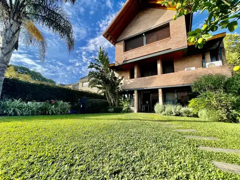 Espectacular Casa en Venta, 9 Ambientes, Moderna y Funcional! en  Martínez