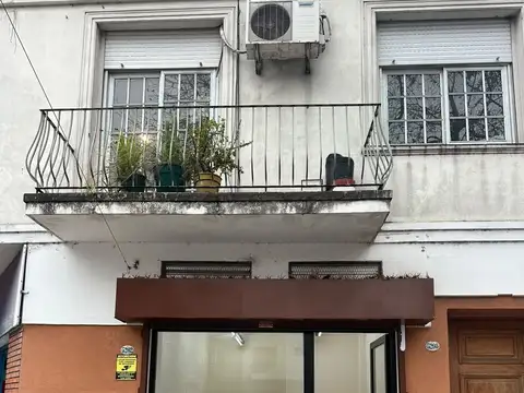 Excelente local de 5,50 x 3,30 en inmejorable estado, apto todo rubro.