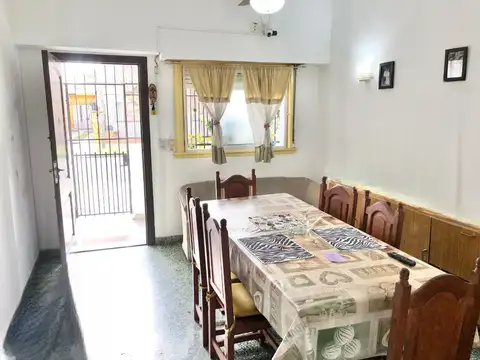 CASA VENTA 3 AMBIENTES C/COCHERA Y PATIO ARBOLADO