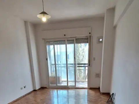 VILLA DEVOTO. SANABRIA 4700. DTO.3 AMBA REFACCIONAR CON 2 PATIOS Y COCHERA BAJAS EXPENSAS