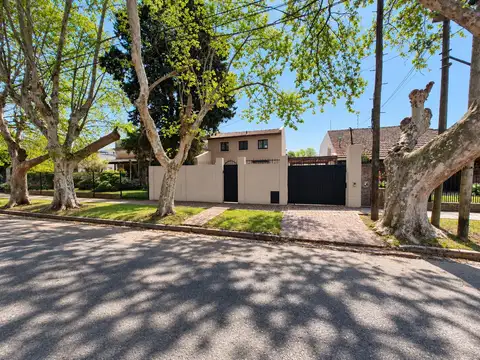 CASA EN VENTA 5 AMBIENTES PILETA QUINCHO ADROGUE