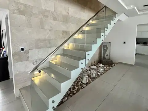 Casa 7 ambientes con 4 baños