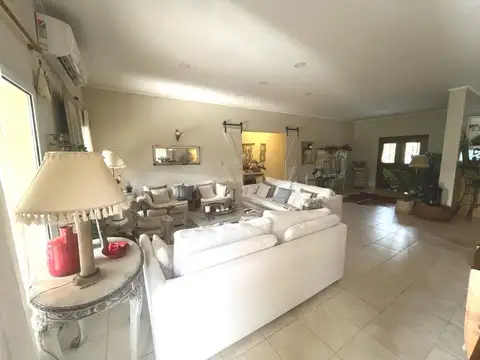 Casa en Alquiler con 3 cocheras