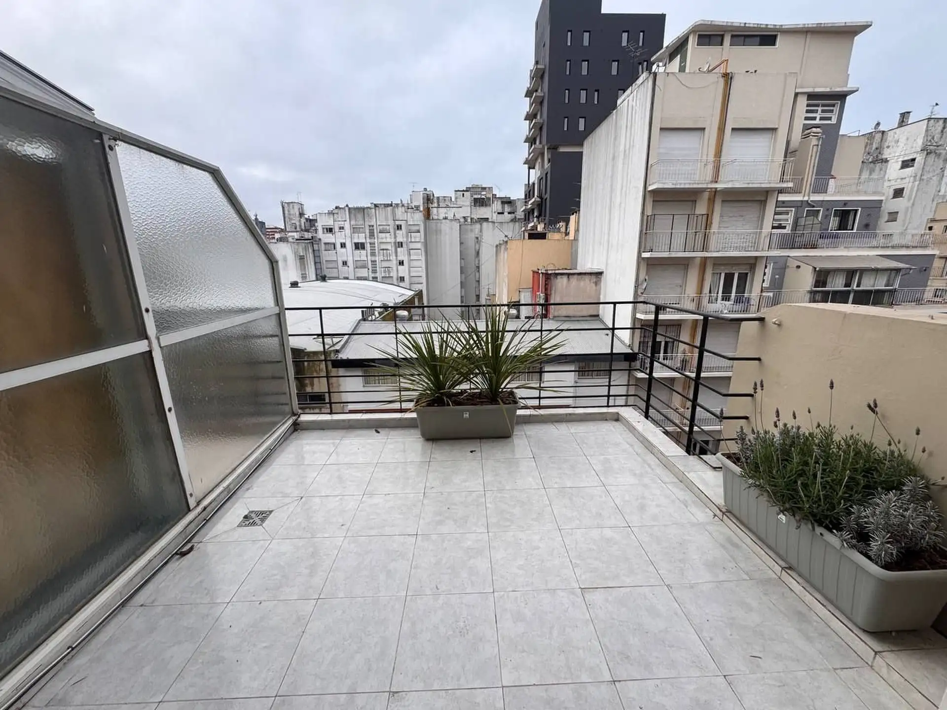 Depto 2 amb con dependencia y balcón terraza