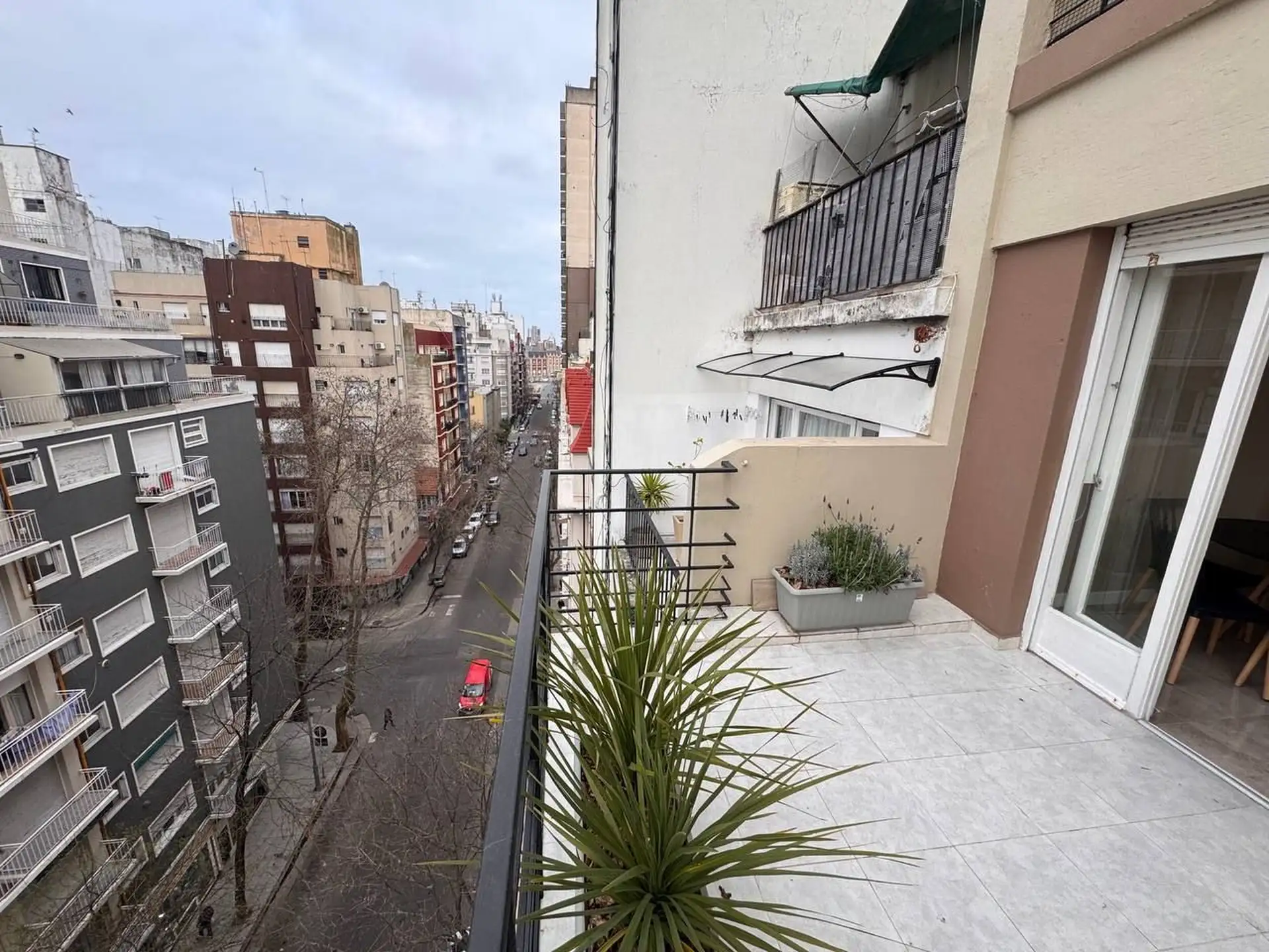 Depto 2 amb con dependencia y balcón terraza